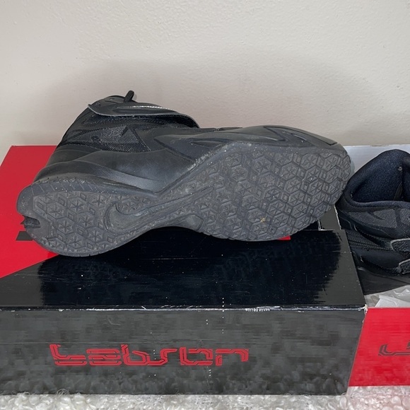 Nike Lebrun Zoom Basketball Sneaker Size 8